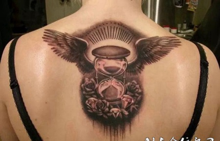 时光飞逝，后背翅膀与沙漏纹身图案