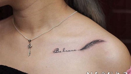 爱的文字，女生锁骨处羽毛与英文纹身