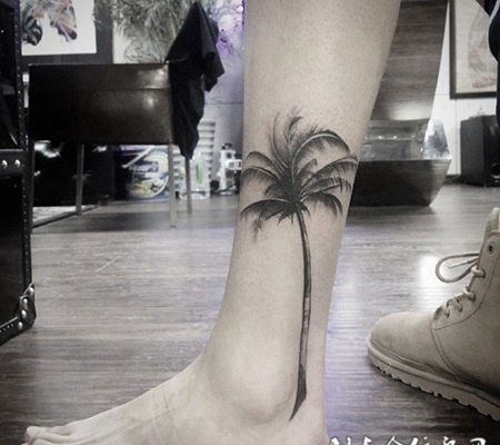 热带风情，腿部写实黑灰椰子树纹身图案