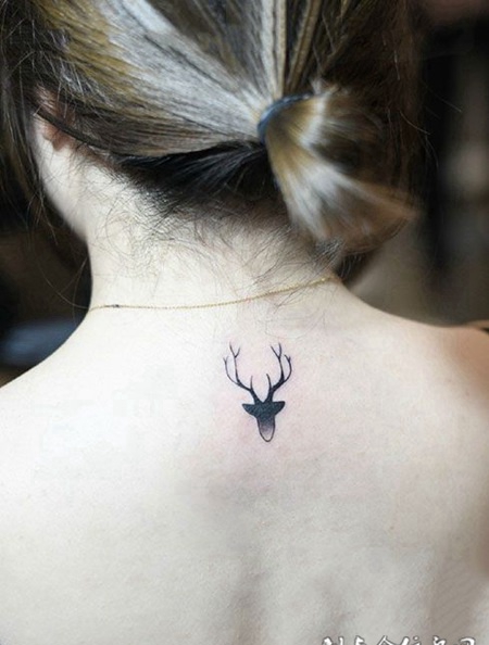 后背渐变鹿首纹身图案