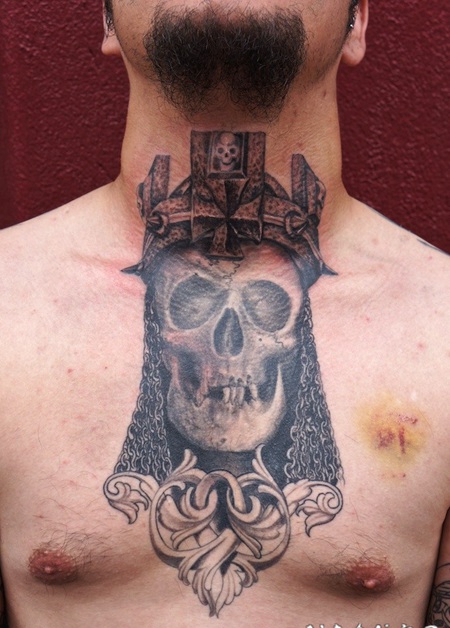 男性颈部和胸部中世纪盔甲骷髅王纹身图案