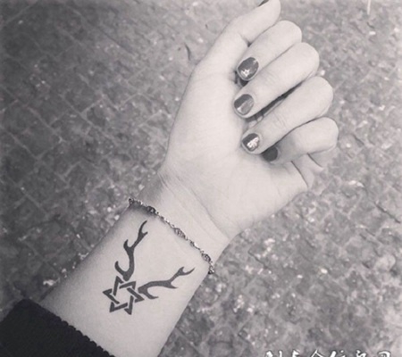 手腕六芒星鹿角纹身图案