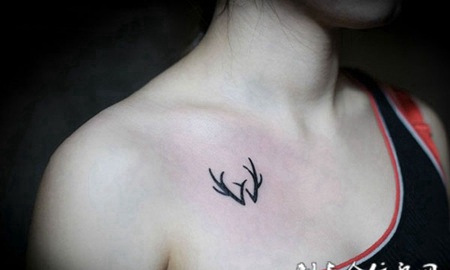 美女胸部简单鹿角纹身图案