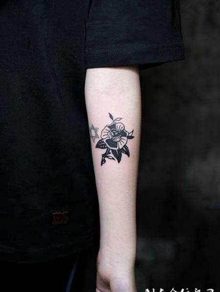 黑灰玫瑰，手臂个性玫瑰纹身图案