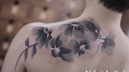 素雅花开，披肩水墨花朵个性纹身