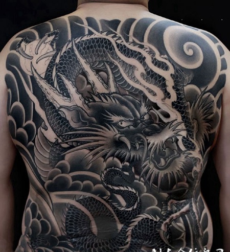 盘龙戏珠，满背神龙霸气纹身