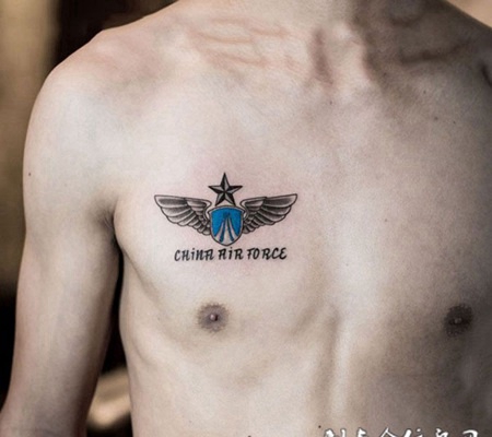 男子胸部军徽纹身图案