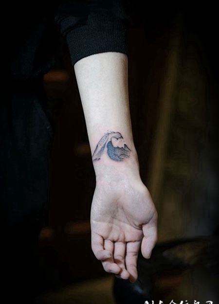 海浪汹涌，手臂海浪纹身图案