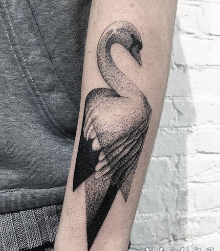 洁白的天使，手臂白天鹅点刺纹身