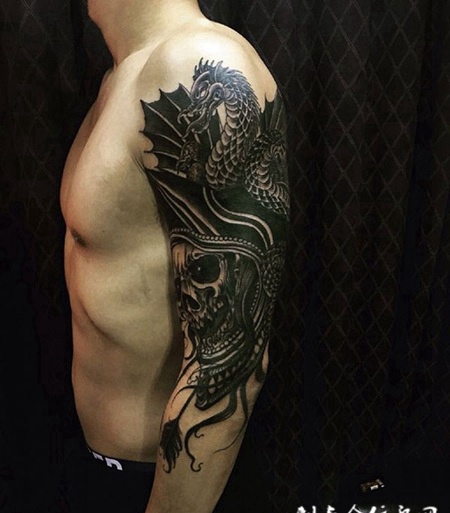 黑龙咆哮，手臂欧美风魔龙与骷髅纹身