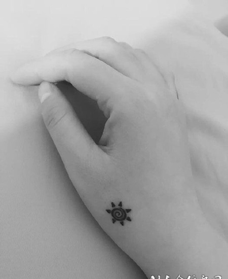 手腕个性太阳图腾纹身图案