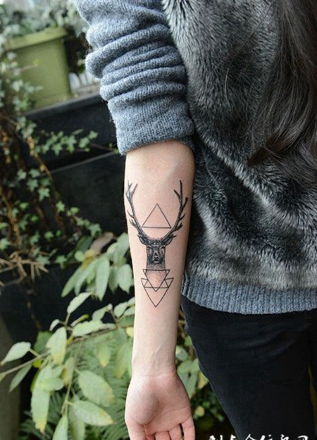手臂个性几何鹿角纹身图案