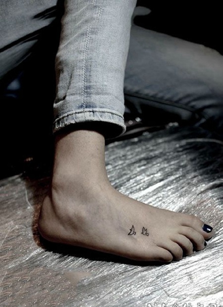 比翼双飞，脚背个性小鸟纹身图案