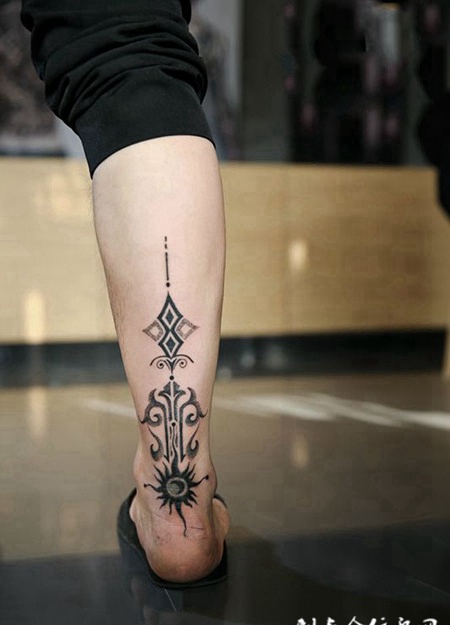 信仰的力量，小腿个性图腾点刺纹身