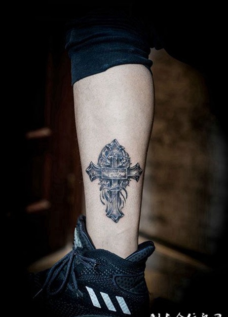 男子腿部个性十字架纹身图案