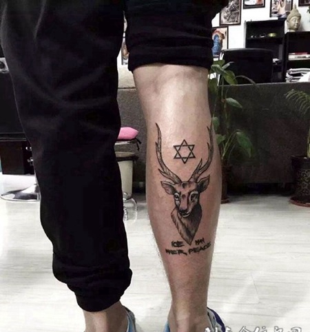 腿部六芒星鹿角纹身图案