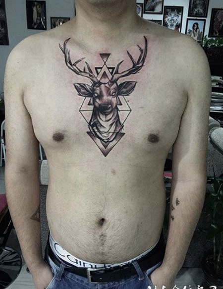 男子胸口鹿角纹身图案