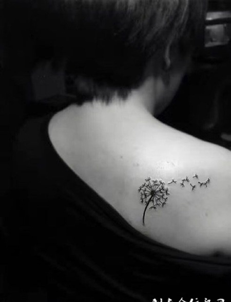 女子后背蒲公英纹身图案