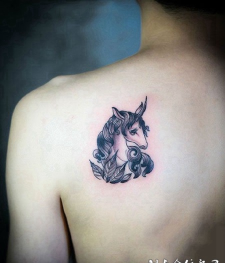 男子后背可爱独角兽纹身图案