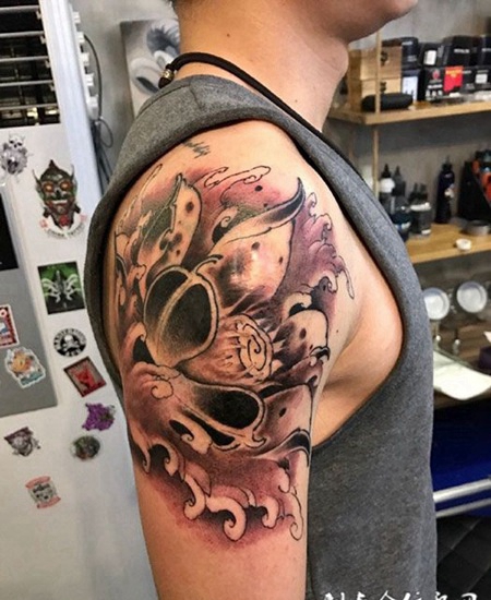 莲花丛中，手臂莲花纹身图案