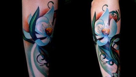 手臂蓝色百合花纹身图案