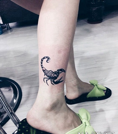 美女腿部蝎子纹身图案