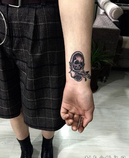 手臂骷髅怀表纹身图案