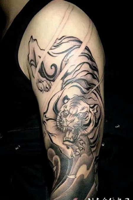下山猛虎，手臂老虎纹身图案