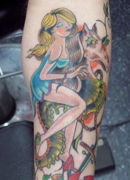 手臂美女海马纹身图案