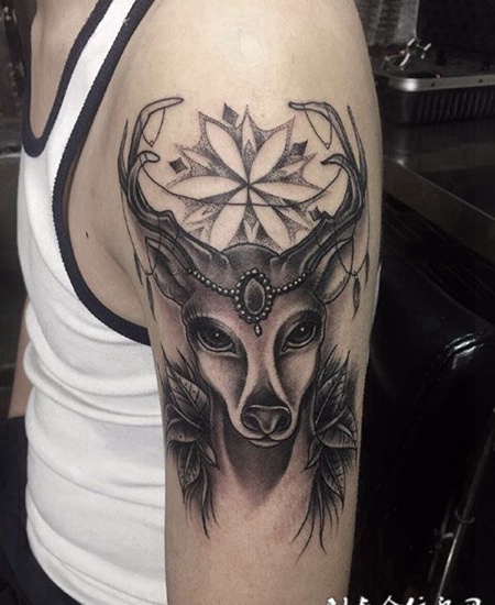 俏皮可爱，手臂梅花鹿纹身图案