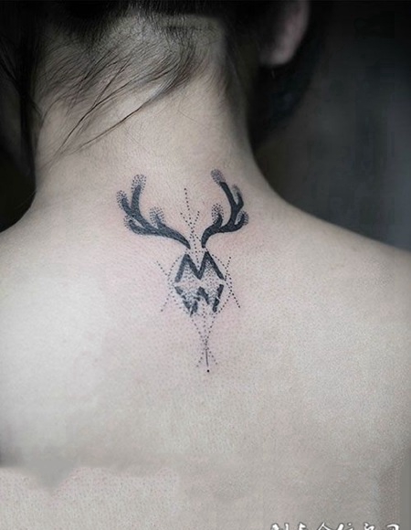 后颈部点刺鹿角纹身图案