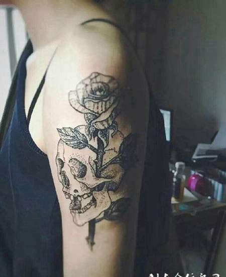 玫瑰骷髅，手臂玫瑰骷髅纹身图案