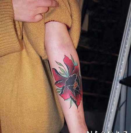 黑暗凋谢，手臂牡丹纹身图案
