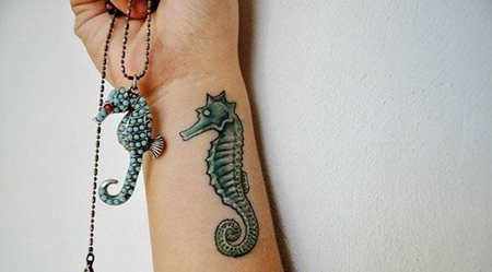 手臂蓝色海马纹身图案