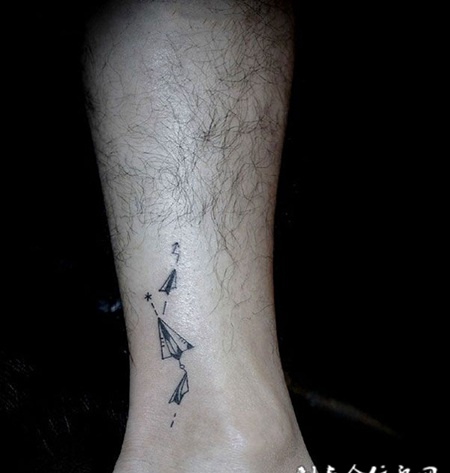 儿时回忆，腿部纸飞机纹身图案