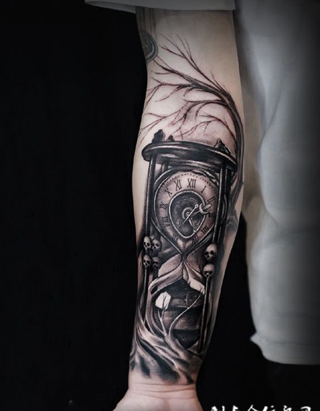 腐朽的时间，手臂黑灰时钟沙漏纹身图案