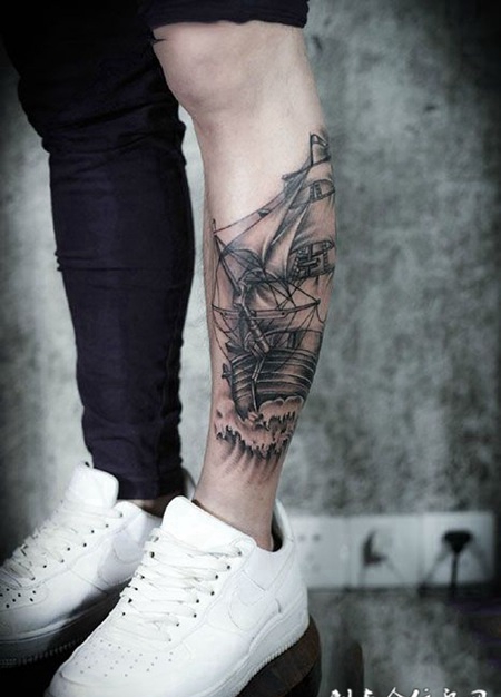乘风破浪，腿部帆船纹身图案