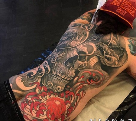 毒蛇缠绕，满背骷髅与魔蛇霸气纹身