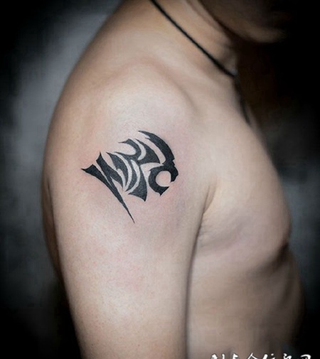 手臂黑灰豹纹身图案