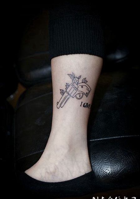 女子腿部枪纹身图案