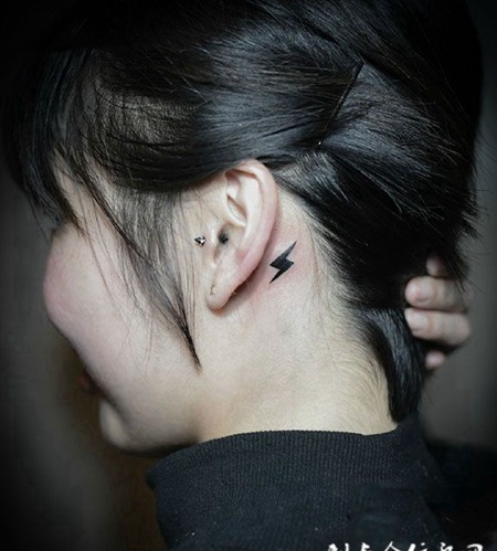 耳后闪电纹身图案