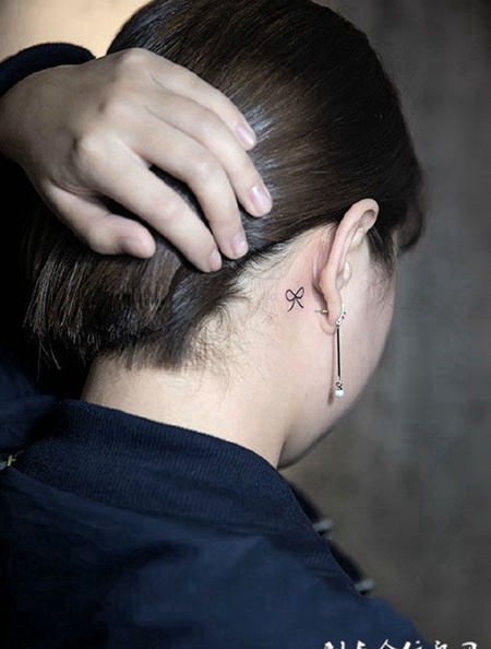 女子耳后蝴蝶结纹身图案