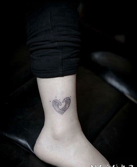 腿部海浪心形纹身图案