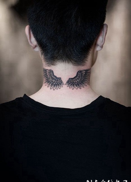 帅哥后颈翅膀纹身图案