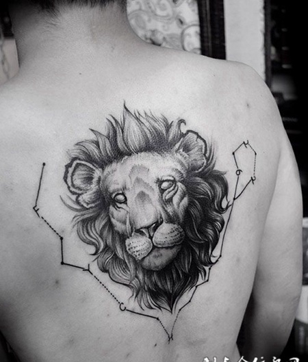 后背几何线狮子纹身图案