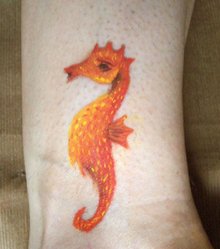 小腿可爱海马纹身图案