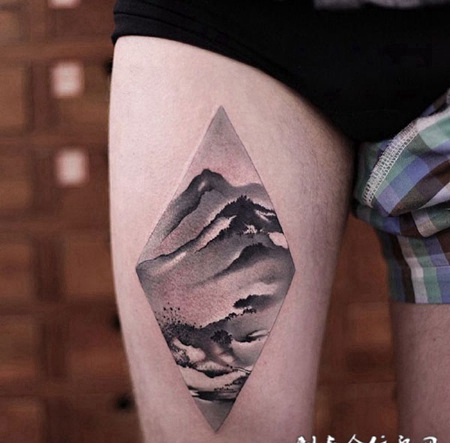 蜿蜒山脉，大腿个性水墨山水画纹身图案
