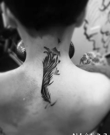 轻羽飘荡，后颈部羽毛创意纹身图案