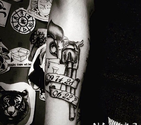 黑灰扑克左轮手臂纹身图案