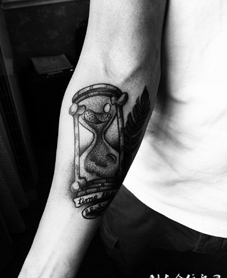 时之沙漏，手臂沙漏纹身图案